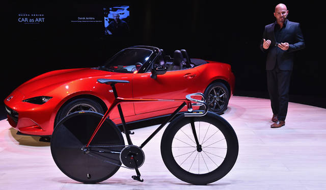 マツダMX-5（ロードスター）と並べられたBike by KODO concept