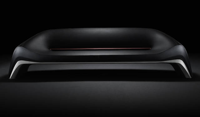 アルミニウムのベースと艶を抑えたレザーとの組み合わせが美しいソファ