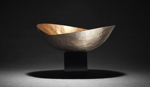 会場では魂動デザインのコラボレーションアートとして、漆器で知られる広島の7代目金城一国斎の「白糸の滝」（水・光・風といった自然の営みを表現）を展示