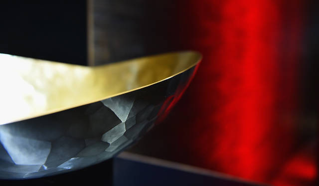 会場では魂動デザインのコラボレーションアートとして、漆器で知られる広島の7代目金城一国斎の「白糸の滝」（水・光・風といった自然の営みを表現）を展示