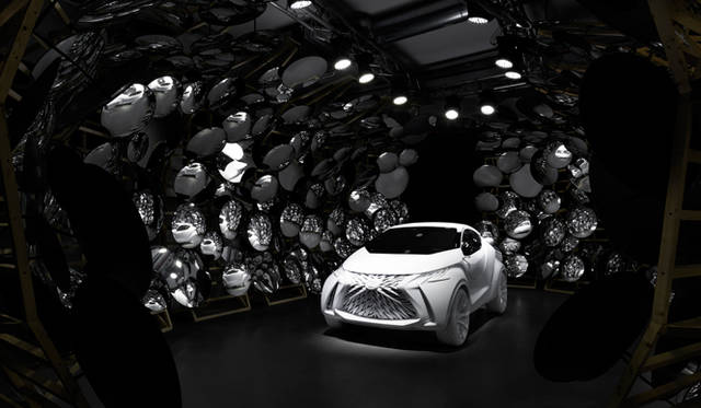 ゾーン1の「NEW INSIGHT IN CAR DSIGN」と名づけられた展示ではコンセプトモデル、レクサスLF-SAを凸面鏡が取り囲む