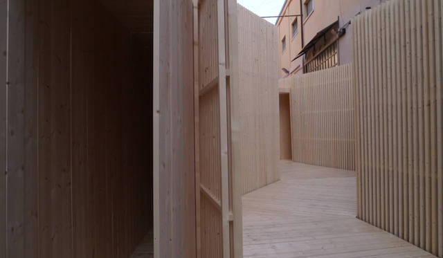 会場の建物から出てトルトーナ通りへはさらに狭い通路を体験する