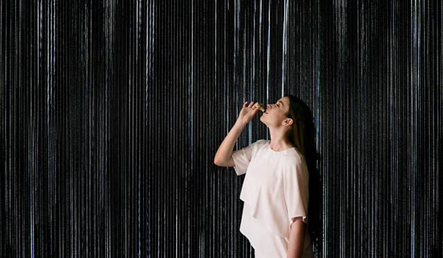 空間と味覚の体験ゾーン3のシーン1では光の粒と雨音に満ちた空間で、口中で弾ける「雨の雫」を口に入れる