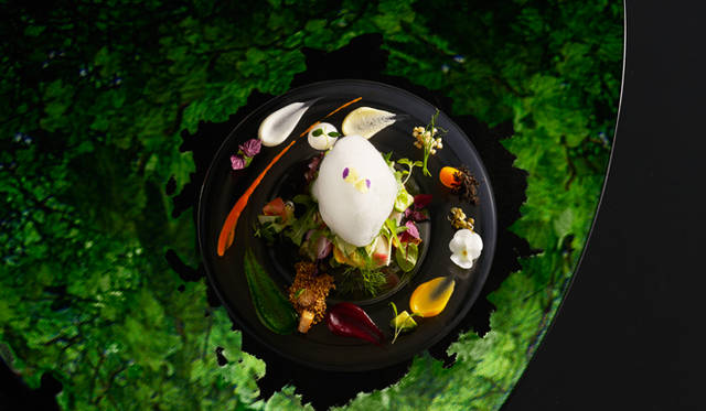 米田シェフのシグネチャーのひとつともいえる「地球のサラダ」は30種類以上の野菜を使い、空、雲、大地などを表現している