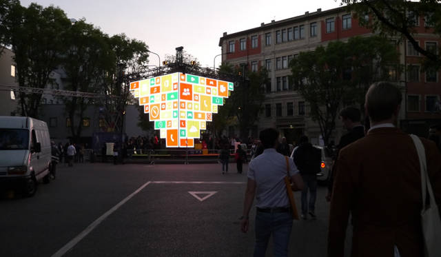 「LEXUS - A JOURNEY OF THE SENSES」が展開されたトルトーナ地区の「スパツィオ レクサスートルネリア」近くでは大きなディスプレイも設置されてミラノ デザインウィークで盛り上がっていた