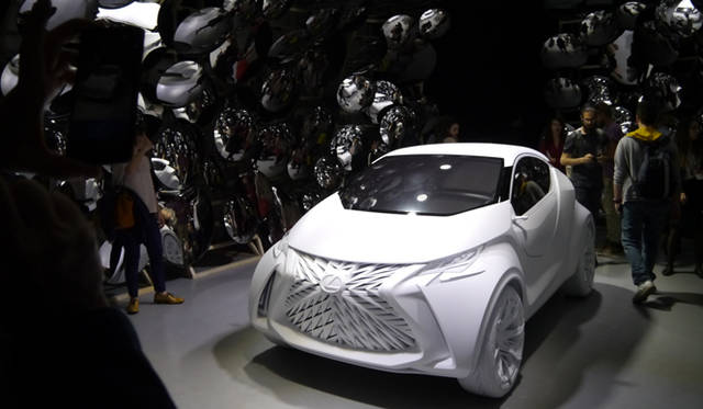 ゾーン1の「NEW INSIGHT IN CAR DSIGN」と名づけられた展示ではコンセプトモデル、レクサスLF-SAを凸面鏡が取り囲む