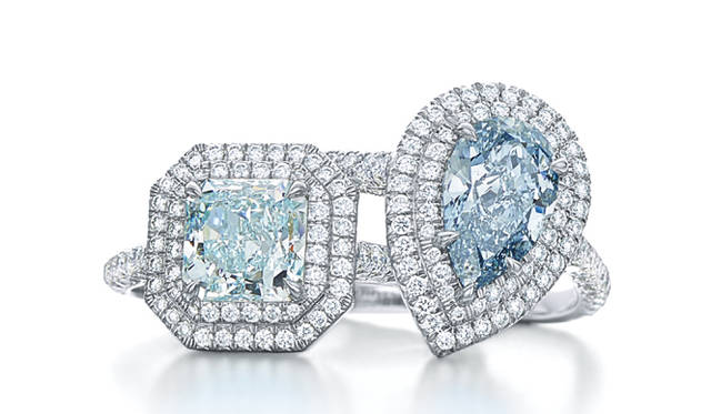 まるで海中を思わせる大粒のブルーダイヤモンドを贅たくに使用したリング  ©Tiffany & Co.