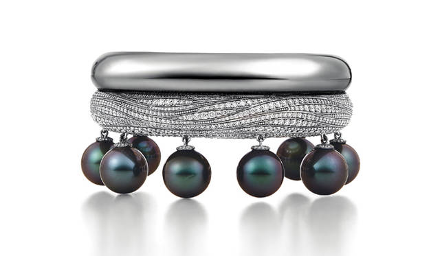 タヒチアンパールをホワイトゴールドのカフブレスレットから吊り下げるようにセットした「DEEP DEA TREASURE」  ©Tiffany & Co.