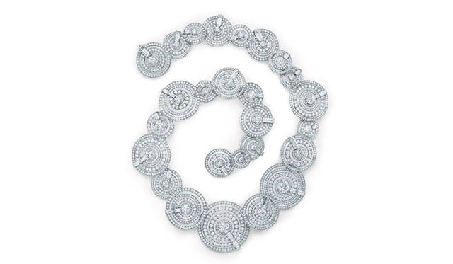 フランチェスカ・アムフィテアトロフがこのネックレスをデザインするにあたって心に思い描いたのは「高飛び込み」だったそう。特徴的にあしらわれたバゲッドカットのダイヤモンドは飛び込み台をイメージ。  ©Tiffany & Co.