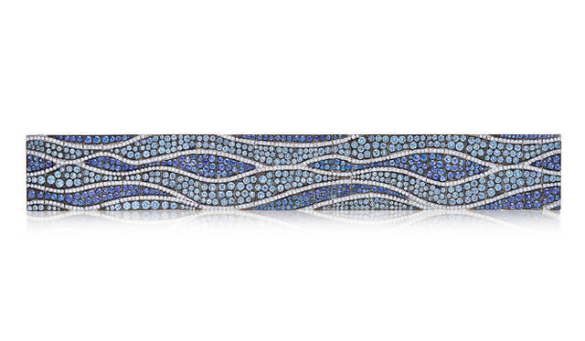 モンタナサファイヤ、ブルーサファイヤ、ダイヤモンドを ブラック加工を施したプラチナにセットした「WATERCOLORS」。岸に穏やかに打ち寄せる波を表現している  ©Tiffany & Co.