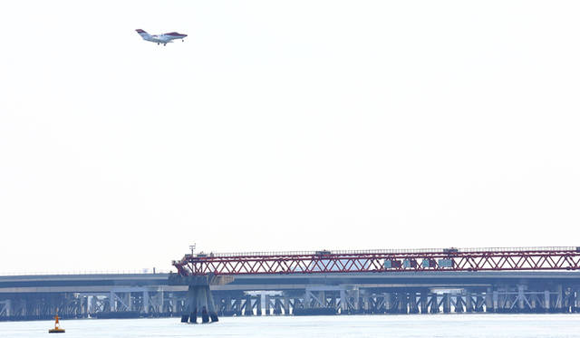 羽田沖を空港に向かうホンダジェット