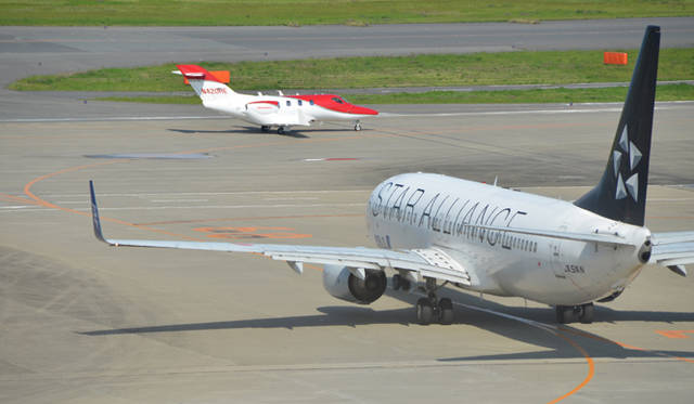 滑走路から移動するホンダジェット