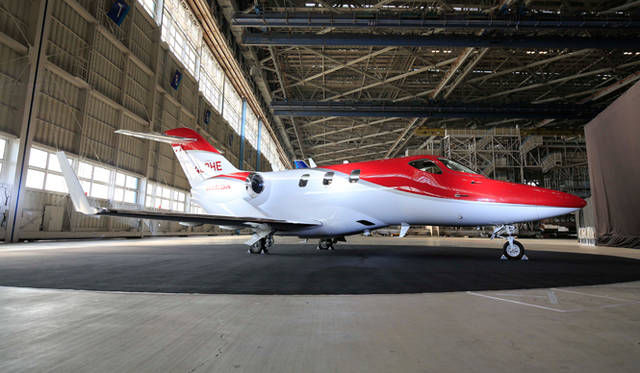 全日空の格納庫に収まるホンダジェット