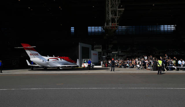 整備格納庫でおこなわれた記者会見