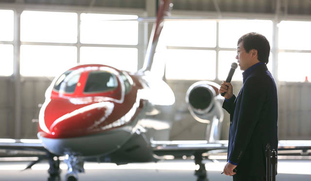 ホンダジェットの技術説明をする藤野社長