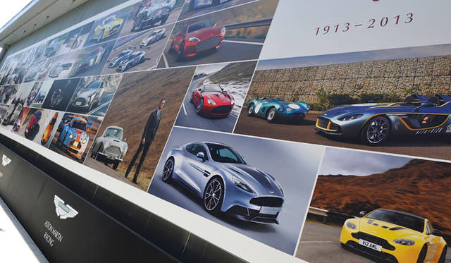 アストンマーティンの歴史を俯瞰できるパネル