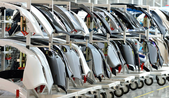 アストンマーティンのファクトリー内部。ボディが整然と並ぶ