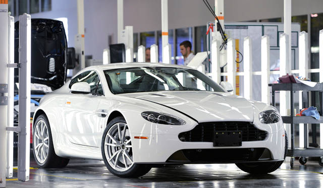 アストンマーティンのファクトリー内部ボディ工程