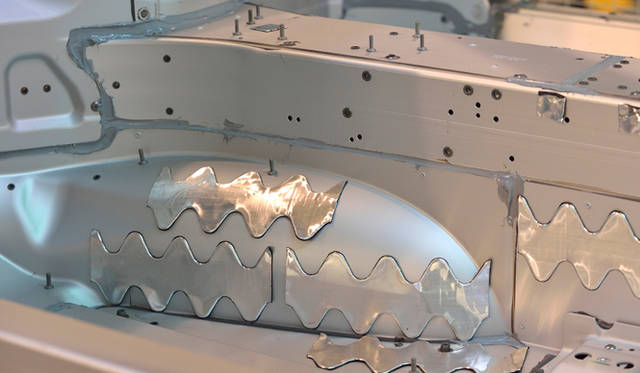 アストンマーティンのファクトリー内部ボディ工程