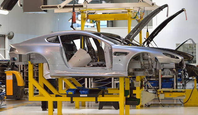 アストンマーティンのファクトリー内部ボディ工程