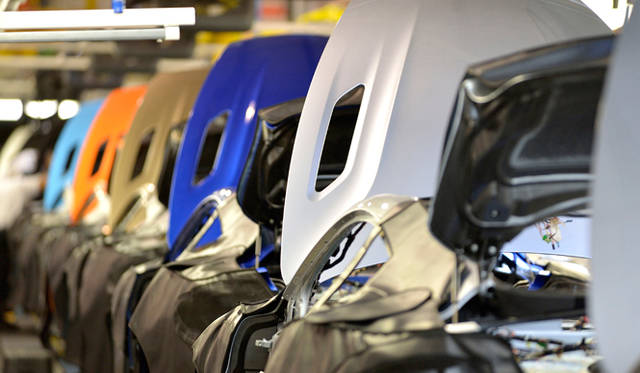 アストンマーティンのファクトリー内部ボディ工程