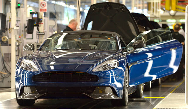 アストンマーティンのファクトリー内部ボディ工程