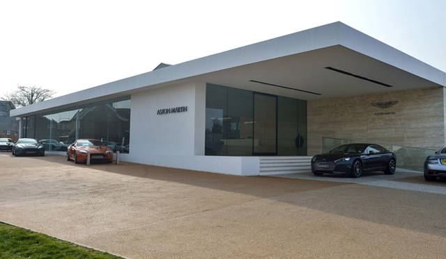 旧社屋の向かいは近代的な建物のヒストリックカーのショールーム