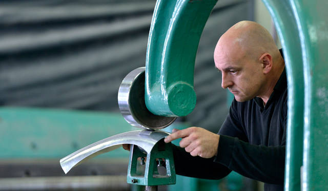 イギリス独特のローリングマシンでの板金作業