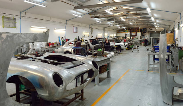 整った環境でフルレストアを受けるモデルが並ぶ