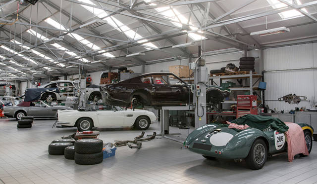 整った環境でフルレストアを受けるモデルが並ぶをおこなう工場