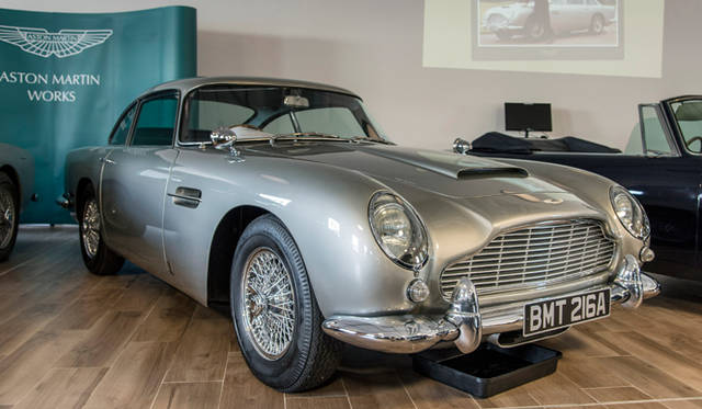 壁にはジェイムズ・ボンドが投影されている