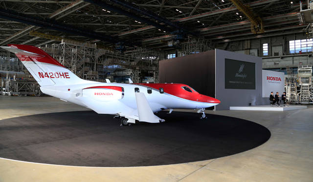 整備格納庫でおこなわれた記者会見