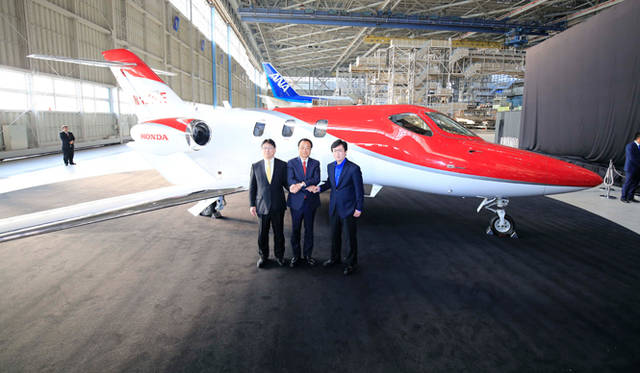 左から、本田技研工業 山本芳春専務、本田技研工業伊東孝紳社長、ホンダエアクラフトカンパニー藤野道格社長