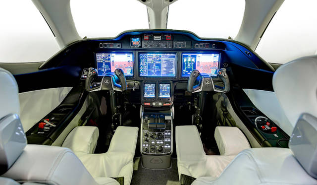 視認性の高い高解像度のディスプレイと、タッチスクリーンをそなえる