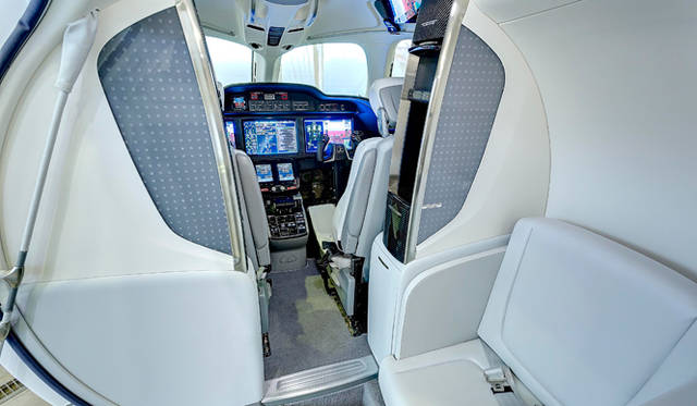 コクピットとの衝立も光が通るようになっている