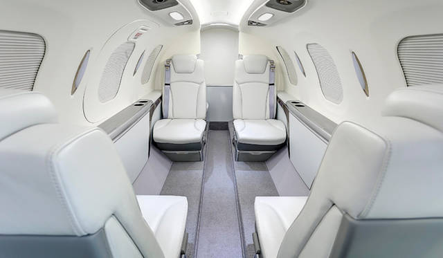 エンジンをボディに設置しないことで構造材をなくし、広いキャビンスペースが実現