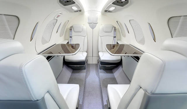 大きなテーブルを両側で広げても通路が確保されている