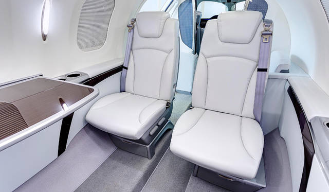 座席は壁際から室内側に滑らかに移動させることができる