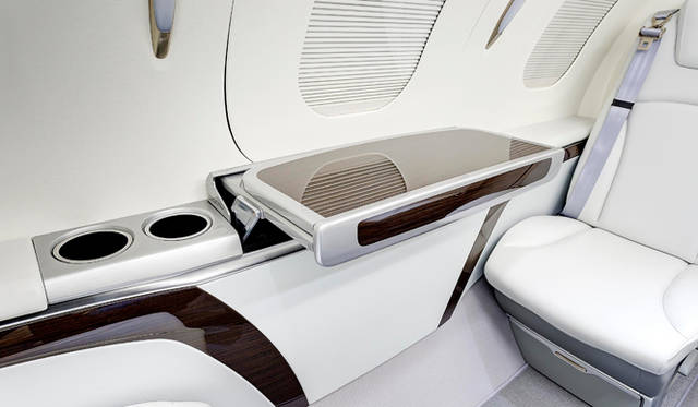 テーブルの出し入れの感覚にも配慮したという