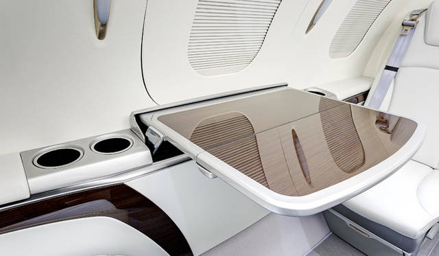 テーブルはランチボックスがふたつ余裕で置けるサイズ