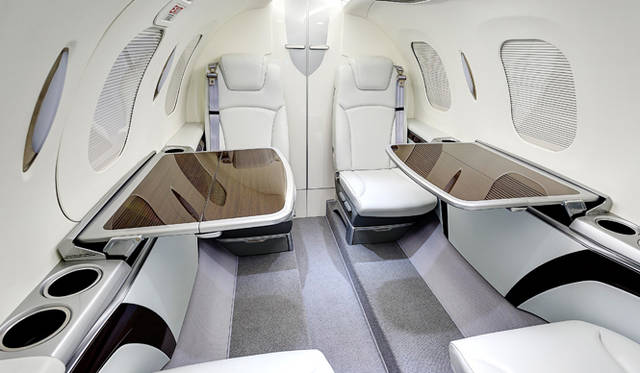 化粧室の仕切りはカーテンなどでなく、しっかりした扉で足元まであり、完全な個室になる