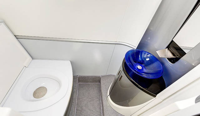 トイレも簡易型でなく、フルサイズが設置されている