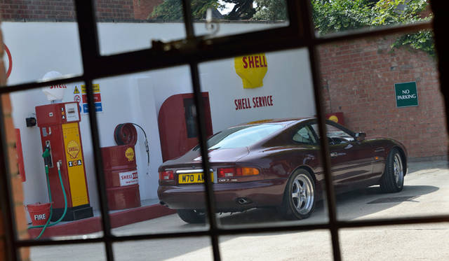 建物の外も時代がかった仕掛けがなされている