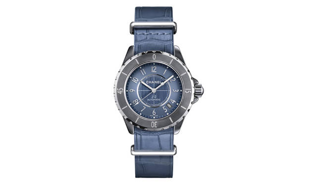 <strong>J12-G.10</strong><br />ケース｜チタン セラミック＋ステンレススチール<br />直径｜38mm<br />ムーブメント｜自動巻き<br />機能｜日付表示<br />ストラップ｜アリゲーター（ナイロンストラップも付属）<br />防水｜200m<br />発売時期｜6月予定<br />価格｜67万5000円