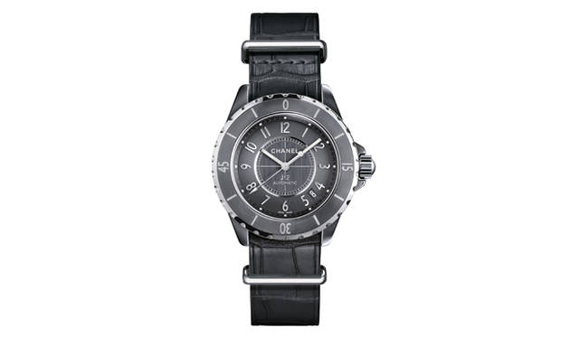 <strong>J12-G.10</strong><br />ケース｜チタン セラミック＋ステンレススチール<br />直径｜38mm<br />ムーブメント｜自動巻き<br />機能｜日付表示<br />ストラップ｜アリゲーター（ナイロンストラップも付属）<br />防水｜200m<br />発売時期｜6月予定<br />価格｜67万5000円