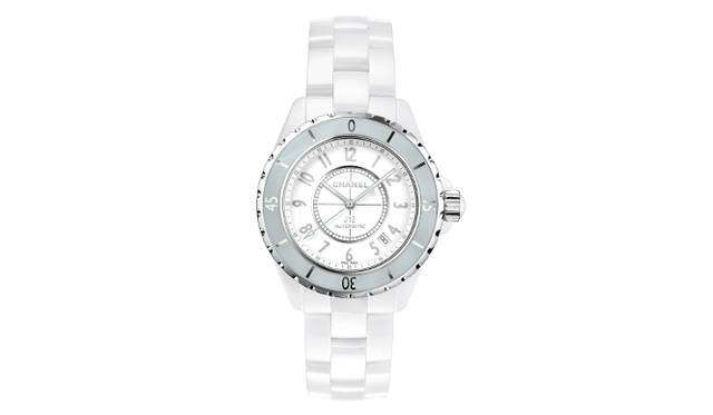 <strong>J12 ソフトミント</strong><br><br>ケース｜ハイテク セラミック＋ステンレススチール<br>直径｜38mm<br>ムーブメント｜自動巻き<br>機能｜日付表示<br>ストラップ｜ハイテク セラミック<br>防水｜200ｍ<br>発売時期｜5月予定<br>価格｜63万7200円