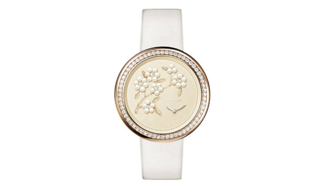 <strong>マドモアゼル プリヴェ</strong><br><br>ケース｜ダイヤモンド付き18Ｋベージュ　ゴールド<br>直径｜37.5mm<br>厚さ｜9.8mm<br>ムーブメント｜クォーツ<br>ストラップ｜ホワイトサテン<br>防水｜30ｍ<br>発売時期｜9月予定<br>予価｜567万円