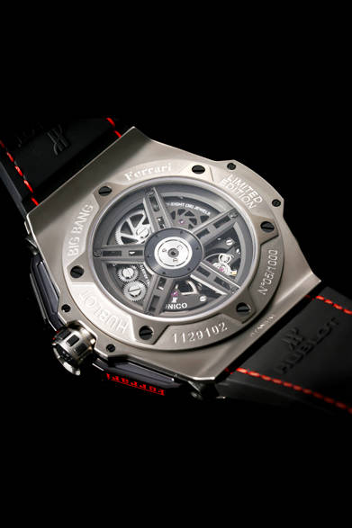 <strong>ビッグ・バン フェラーリ カーボン チタニウム</strong><br />ケース｜チタニウム（マイクロブラスト加工）<br />ベゼル｜カーボンファイバー×チタニウム<br />直径｜45mm<br />ムーブメント｜自動巻き（Cal.HUB1241 Unicoウブロ自社開発＋製造）<br />機能｜フライバッククロノグラフ（60分積算計）、日付表示<br />ストラップ｜グレースケドーニレザー＋ブラックラバー（取り替え用アルカンターストラップ付属）<br />防水｜10気圧<br />限定数｜世界1000本<br />発売時期｜2015年7月予定<br />価格｜300万2400円