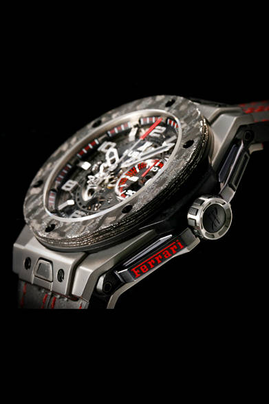 <strong>ビッグ・バン フェラーリ カーボン チタニウム</strong><br />ケース｜チタニウム（マイクロブラスト加工）<br />ベゼル｜カーボンファイバー×チタニウム<br />直径｜45mm<br />ムーブメント｜自動巻き（Cal.HUB1241 Unicoウブロ自社開発＋製造）<br />機能｜フライバッククロノグラフ（60分積算計）、日付表示<br />ストラップ｜グレースケドーニレザー＋ブラックラバー（取り替え用アルカンターストラップ付属）<br />防水｜10気圧<br />限定数｜世界1000本<br />発売時期｜2015年7月予定<br />価格｜300万2400円