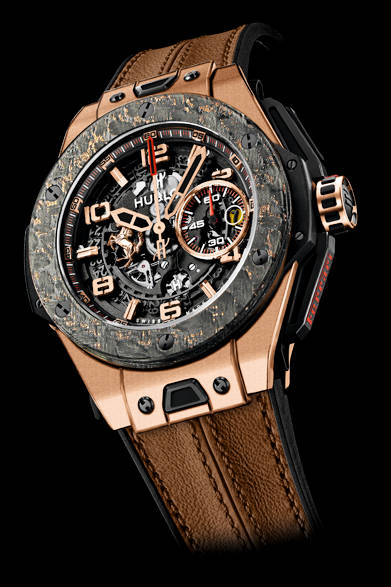 <strong>ビッグ・バン フェラーリ カーボン キングゴールド</strong><br><br> ケース｜18Kキングゴールド(マイクロブラスト加工)<br>ベゼル｜カーボンファーバー×キングゴールド<br />直径｜45mm<br>ムーブメント｜自動巻き（Cal.HUB1241 Unico）<br>機能｜フライバッククロノグラフ（60分積算計）、日付表示<br>ストラップ｜ブラウンスケドーニレザー＋ブラックラバー（取り替え用アルカンターストラップ付属）<br> 防水｜10気圧<br> 限定数｜世界500本<br>発売時期｜7月予定<br>予価｜456万8400円